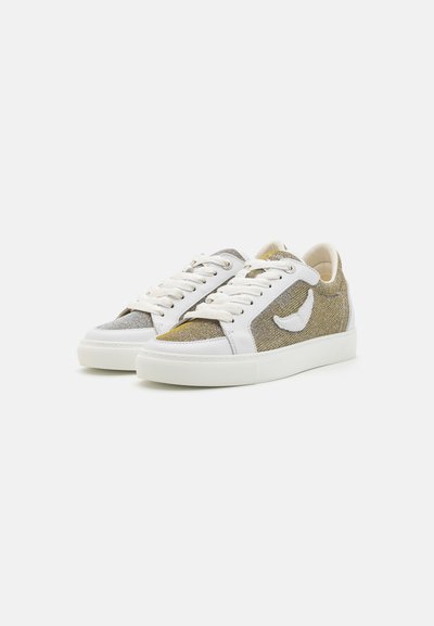 Scarpe da ginnastica con allacciatura, con una base in pelle bianca e una tomaia intrecciata in metallo argento e oro. Caratterizzate da un logo bianco e una suola in gomma.