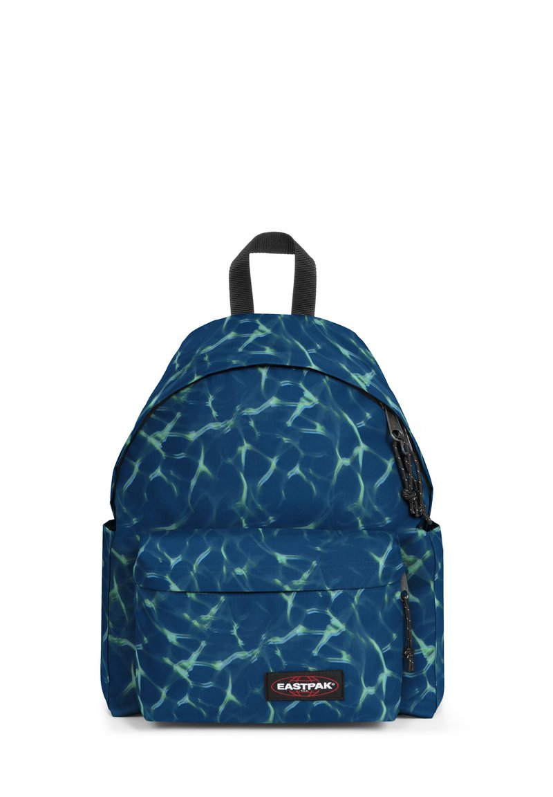 Mochila de color azul marino con un patrón de agua, que cuenta con un bolsillo frontal, detalles de cremallera negra y el logo de Eastpak en la parte inferior frontal.