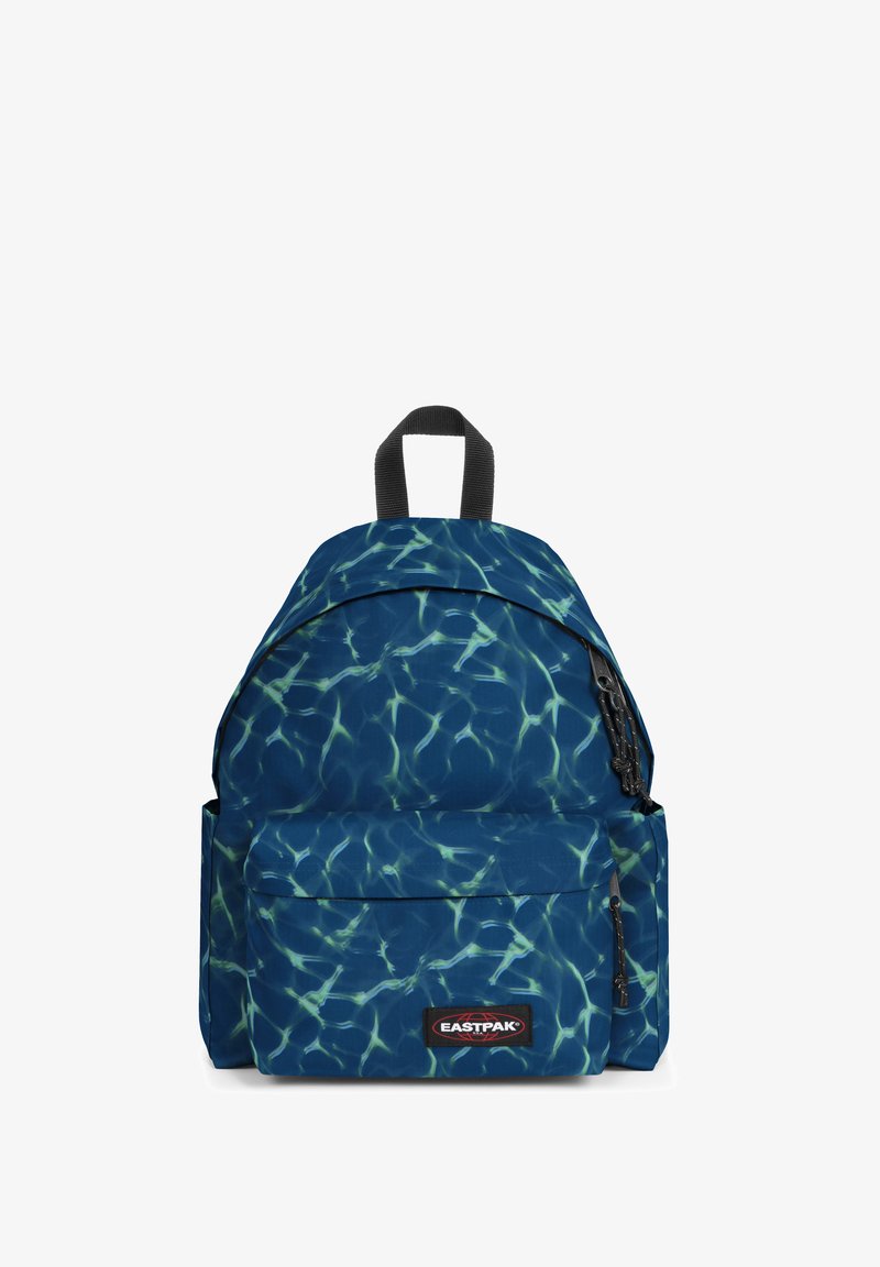 Mochila de color azul marino con un patrón de agua, que cuenta con un bolsillo frontal, detalles de cremallera negra y el logo de Eastpak en la parte inferior frontal.