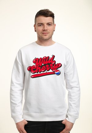 Hvid sweatshirt med rød tekst "Wild Cherry" i en boblende skrifttype, med et Pepsi-logo som accent. Almindelig pasform med standard manchetter og rund hals.