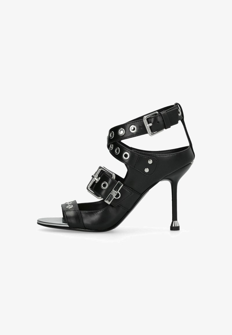 Sandale à talon haut noire avec une finition en cuir élégant, plusieurs brides ornées de ferrures argentées, et un design à bout ouvert avec un talon pointu.