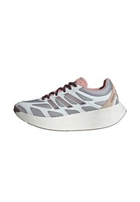 Scarpa da corsa leggera in grigio e bianco, con tomaia in rete, accenti rosa e una suola spessa e testurizzata per comfort e supporto.