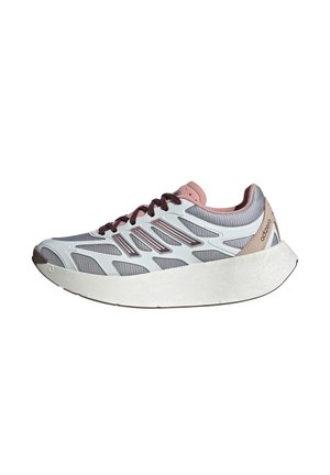 Zapatilla de correr ligera en gris y blanco, con una parte superior de malla, acentos en rosa y una suela gruesa y texturizada para comodidad y soporte.