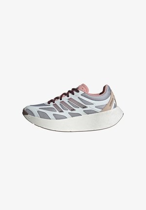 Lichtgewicht hardloopschoen in grijs en wit, met een bovenwerk van mesh, roze accenten en een dikke, gestructureerde zool voor comfort en ondersteuning.