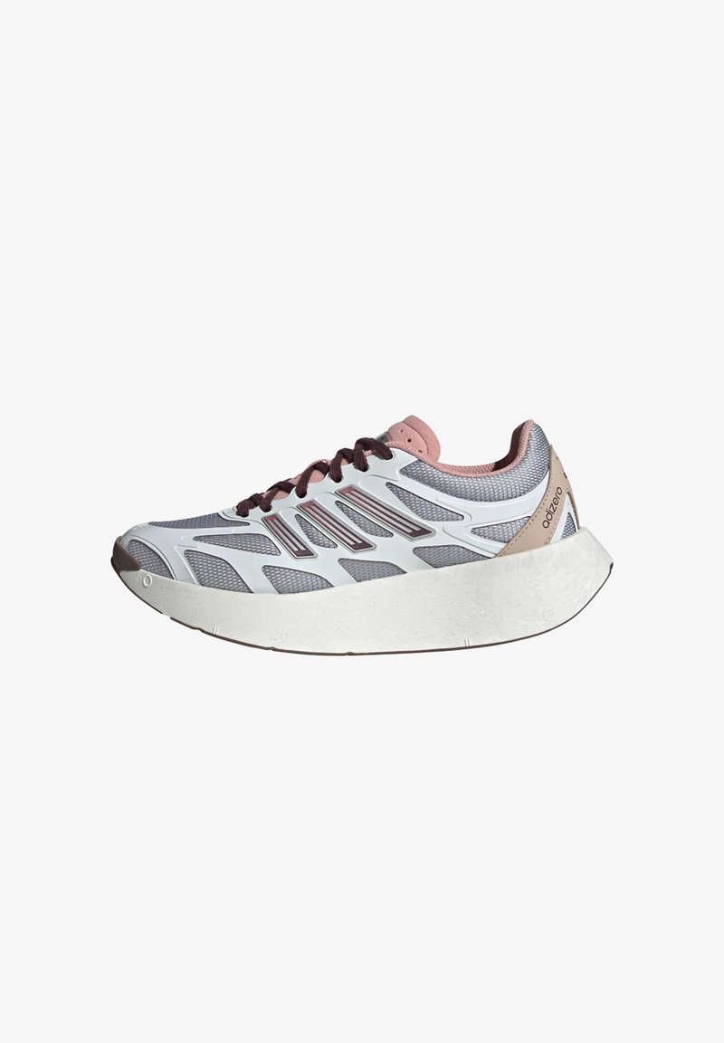 Scarpa da corsa leggera in grigio e bianco, con tomaia in rete, accenti rosa e una suola spessa e testurizzata per comfort e supporto.