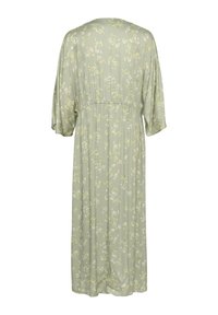 Cvečna midi obleka v svetlo zeleni barvi s kratkimi rokavi, elastičnim pasom in sproščenim dizajnom, z diskretnim vzorcem belih in rumenih cvetov.