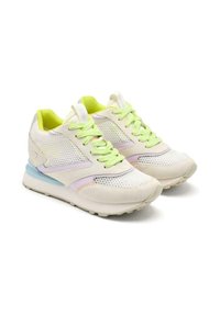 Des baskets à lacets avec un dessus en maille blanche et des accents pastels clairs. Les détails remarquables incluent des lacets verts et une semelle bleue et violette.