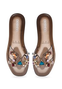 Sandales transparentes marron avec des accents décoratifs de gemmes multicolores. Semelle intérieure texturée avec le nom de la marque "DERIMOD" visible.
