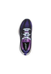 Bottines de sport noires et violettes avec un dessus texturé, des lacets bleu clair et une semelle blanche. Comprend une marque sur la languette et la semelle intérieure.