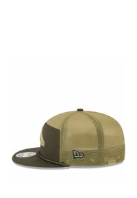 Grüne Mesh-Baseballmütze mit flachem Schirm, die ein dunkelgrünes Vorderpanel und gesticktes Logodetail aufweist. Strukturiertes Gewebe mit geometrischem Muster.