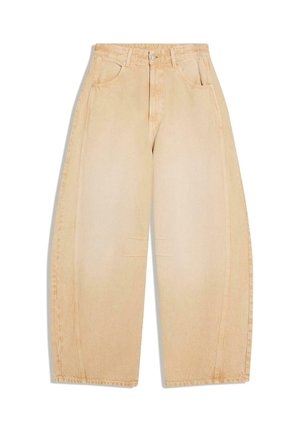Beige Jeans mit weitem Bein, Vorder- und Gesäßtaschen, Gürtelschlaufen, Knopfverschluss und Nahtdetails an Knien und Seiten.