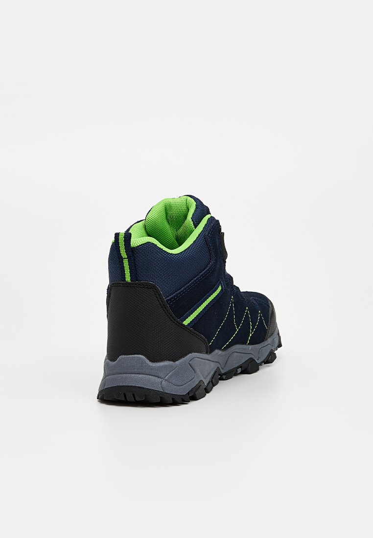 Marineblaue Hochformat-Wanderschuhe mit grünen Akzenten. Sie verfügen über ein strukturiertes Stoffobermaterial, eine strapazierfähige Gummisohle und einen gepolsterten Kragen für zusätzlichen Komfort.