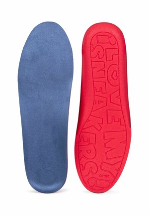 Dwie wkładki do butów obok siebie; lewa wkładka niebieska, prawa wkładka czerwona z wypukłym napisem "LOVE MY SUNFEAKERS" oraz rozmiarem 35-40.