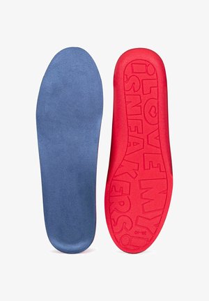 Dve vložky do topánok vedľa seba; ľavá vložka modrá, pravá vložka červená s vyrazeným textom "LOVE MY SUNFEAKERS" a veľkosťou 35-40.