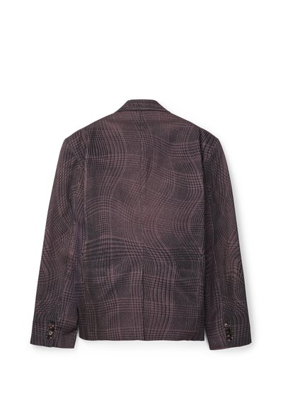 Chaqueta blazer de patrón oscuro vista desde atrás, con mangas largas y puños abotonados sobre un fondo blanco.