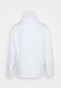 Chaqueta blanca con capucha y textura suave. Presenta un corte recto, costuras visibles y bolsillos laterales. Sin patrones ni acentos.