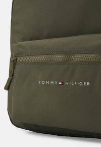 Tommy Hilfiger ESSENTIAL UNISEX - Ryggsekk - utility olive