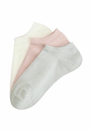 Trzy pary niskich skarpetek do kostek w kolorach szarym, różowym i białym, ułożone jedna na drugiej i położone płasko na białej powierzchni.