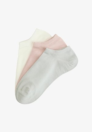 Trzy pary niskich skarpetek do kostek w kolorach szarym, różowym i białym, ułożone jedna na drugiej i położone płasko na białej powierzchni.