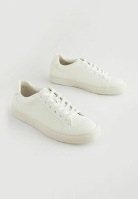 Unselected, white ground