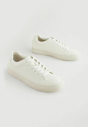 Hvide sneakers lavet af struktureret syntetisk materiale, med rund tå, snørelukning og en let forhøjet gummisål.