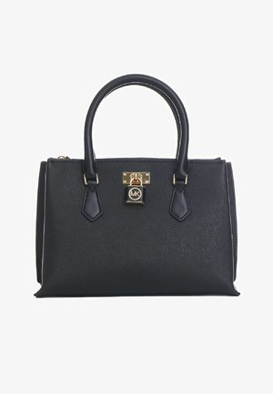 Borsa a tracolla in pelle nera con forma strutturata, hardware dorato, manici superiori e dettaglio della chiusura con logo. Texture liscia con accentuazioni angolari.