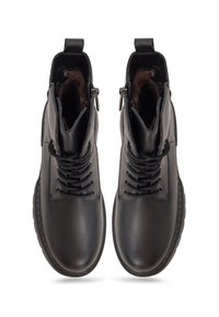 Botas de tobillo de cuero negro con una textura lisa, punta redonda, cordones en la parte delantera y cremalleras laterales para facilitar su uso. Forradas con piel suave para mayor calidez.