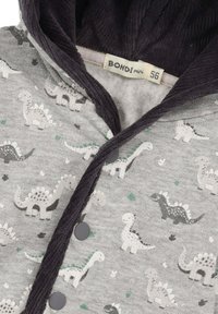 Grauer Kapuzenpullover mit einem Dinosaurierdruck in verschiedenen Farben, weichem Material, dunkler gerippter Kapuze und Knopfleiste. Größe 56.