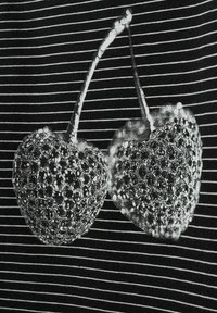 Svart och vit randig tyg med en detaljerad grafik av två sockrade körsbär med intrikat textur och skuggning.