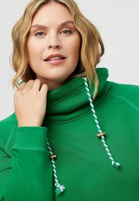 Ulla Popken MIT STEHKRAGEN RAGLANFORM LANGE ÄRMEL  - Sudadera - green