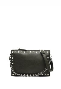 Borsa a tracolla verde in pelle con finitura testurizzata, borchie argentate lungo i bordi e una tracolla a catena. Caratterizzata da una chiusura con zip e manico regolabile.