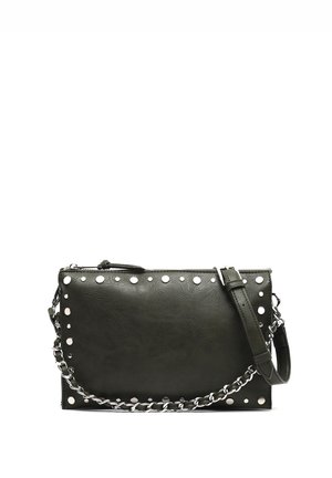 Roheline nahk käekott tekstureeritud pinnaga, hõbedased nurgad ääres ja ahelriba. Sisaldab lukuga sulgemist ja reguleeritavat käepidet.