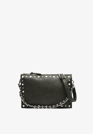 Borsa a tracolla verde in pelle con finitura testurizzata, borchie argentate lungo i bordi e una tracolla a catena. Caratterizzata da una chiusura con zip e manico regolabile.