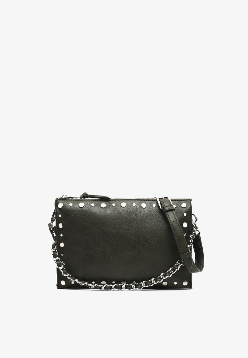 Borsa a tracolla verde in pelle con finitura testurizzata, borchie argentate lungo i bordi e una tracolla a catena. Caratterizzata da una chiusura con zip e manico regolabile.