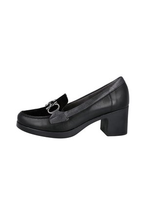 Mocasín de cuero negro para mujer con tacón bloque medio y detalle de hebilla metálica plateada en la parte delantera, vista lateral sobre fondo blanco.