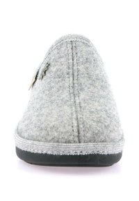Ciabatta grigia in feltro con punta arrotondata, cuciture decorative e suola nera flessibile. Presenta un piccolo dettaglio in argento sul lato.