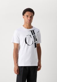 Calvin Klein Jeans REGULAR FIT SCATTERED LOGO - Apdrukāts T-krekls - white