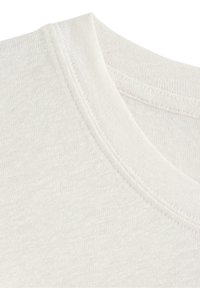 Hvid bomulds T-shirt med rund halsudskæring. Stoffet virker blødt med en glat struktur og diskret syning langs kravekanterne.