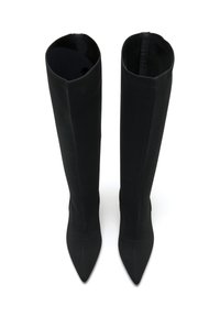 Botas de punto negras altas, con punteras afiladas y una textura suave, que presentan una silueta ajustada y sin herrajes visibles.