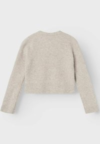 Maglione corto grigio chiaro con texture a costine, maniche lunghe e scollatura rotonda, che mette in risalto un design semplice e minimalista.