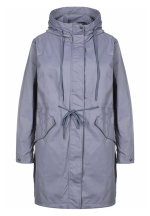 Długi jas przeciwdeszczowy z kapturem w jasnym odcieniu fioletu, z przednimi troczkami, kieszeniami z patkami, zapinanymi na guziki mankietami i przednim zapięciem na zatrzaski.