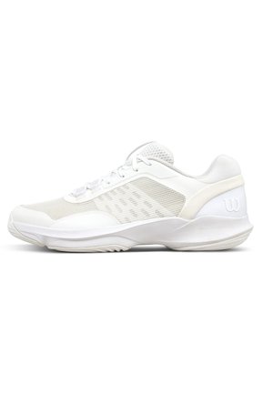 Weißer Low-Top-Sportschuh mit Mesh-Seiten, Schnürverschluss, gepolsterter Sohle und Markenlogo an der Ferse, von der Außenseite gezeigt.