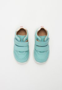 Jasnoniebieskie dziecięce sneakersy z dwoma paskami na rzep, gumową podeszwą, fakturowanymi detalami i miękkim materiałem przypominającym skórę.