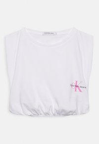 Biała bawełniana krótka koszulka z okrągłym dekoltem, z różowym logo "CK" i tekstem "Calvin Klein Jeans" z przodu. Elastyczne wykończenie.