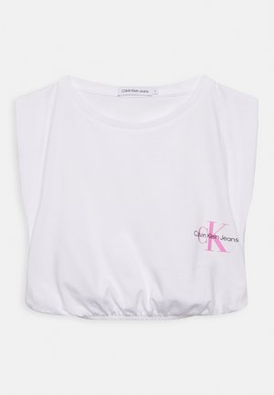 Bílý bavlněný zkrácený tričko s kulatým výstřihem, s růžovým logem "CK" a textem "Calvin Klein Jeans" na přední straně. Elastický lem.