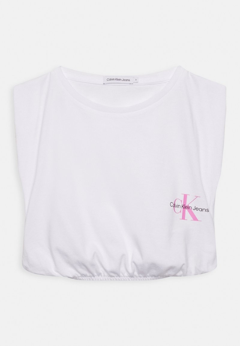 Biała bawełniana krótka koszulka z okrągłym dekoltem, z różowym logo "CK" i tekstem "Calvin Klein Jeans" z przodu. Elastyczne wykończenie.