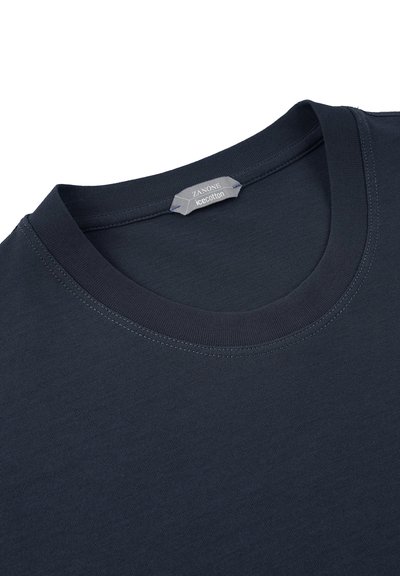 T-shirt en coton bleu marine avec un col rond, texture unie, et une étiquette indiquant "ZANONE icecotton" à l'intérieur.