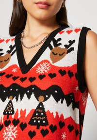 ONLY ONLXMAS HEART V NECK VEST - Džemperis - black/poppy red/green bee
