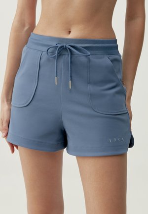 Blaue Sportshorts aus weichem Material mit einem Kordelzugbund, zwei Fronttaschen und einem Logodetail am Saum.