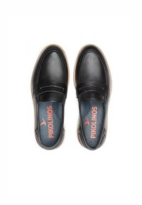 Mocasines de cuero negro con diseño sin cordones, costuras en contraste y suelas de goma. Marca Pikolinos en las plantillas, acabado sutilmente texturizado.